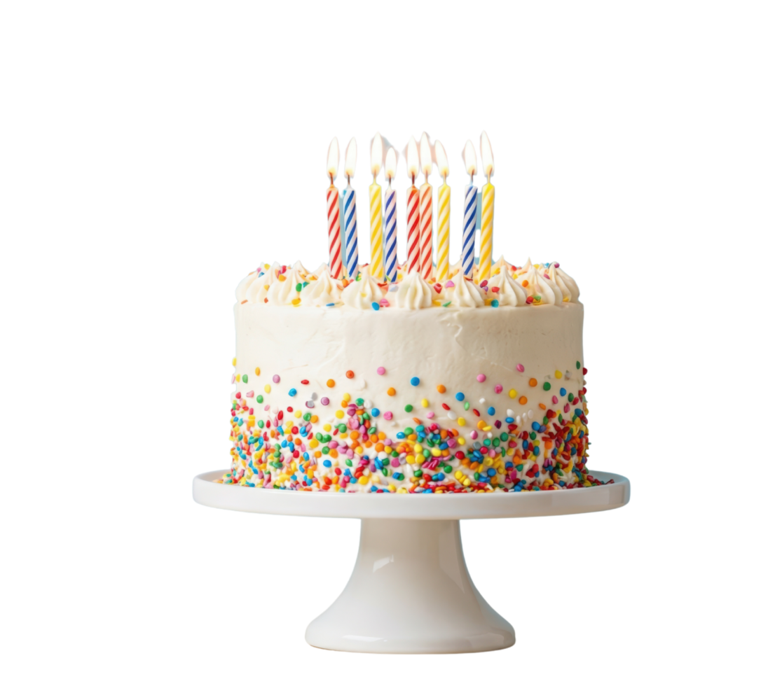 Torta di compleanno artigianale ricoperta di panna bianca, decorata con un'abbondante cascata di confettini colorati e diverse candeline accese, presentata su un'alzata bianca.