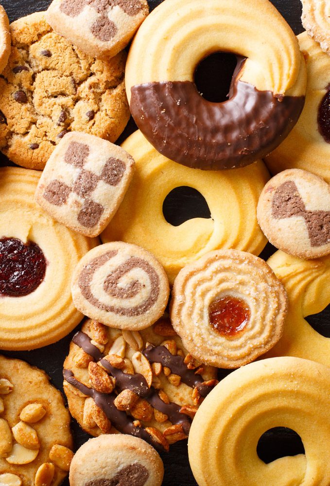 Assortimento di biscotti artigianali da tè, inclusi frollini bicolore, biscotti al cioccolato e pasticceria secca con confettura, preparati dalla Pasticceria Martinangeli (Le Dolci Tradizioni).