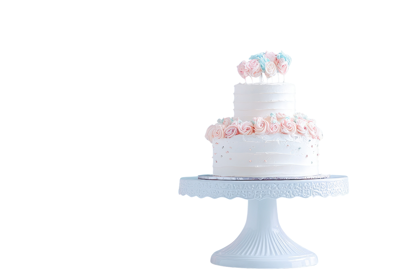 Raffinata torta artigianale a due piani ricoperta di panna bianca, decorata con roselline di crema rosa e azzurre e piccoli punti dorati, presentata su un'elegante alzata bianca traforata.