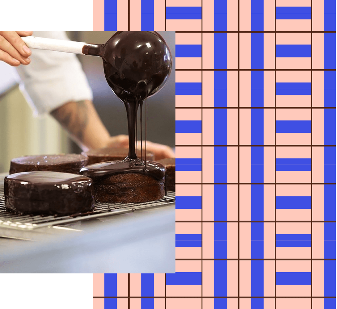 Fase di glassatura artigianale presso il laboratorio della Pasticceria Martinangeli (Le Dolci Tradizioni): una cascata di cioccolato fondente fuso avvolge con precisione le torte monoporzione per una finitura lucida e impeccabile.