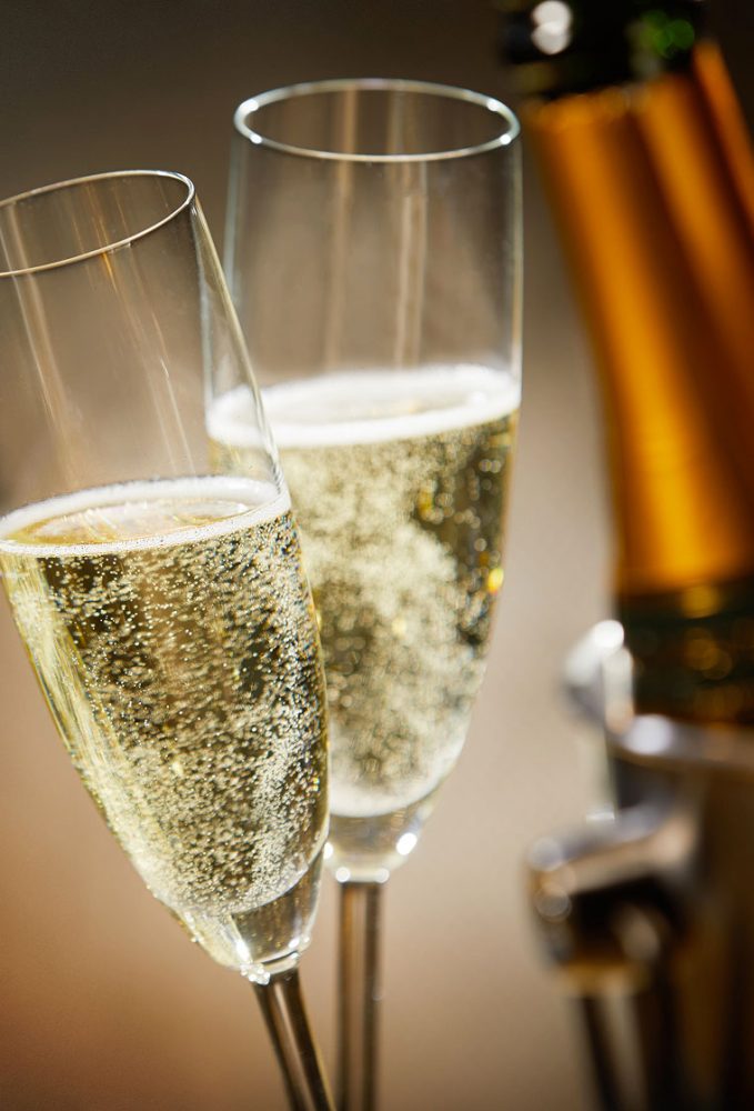 Due calici di spumante pronti per un brindisi speciale, ideali per accompagnare le creazioni artigianali della Pasticceria Martinangeli (Le Dolci Tradizioni).